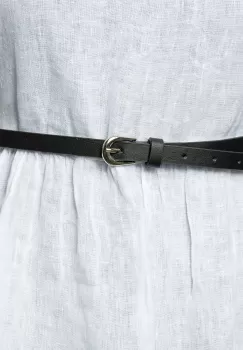 Curea subtire neagra de 1 cm, din piele ecologica cu catarama metalica argintie rotunjita imagine