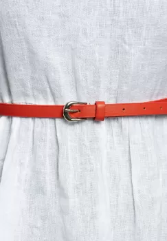 Curea subtire rosie de 1 cm, din piele ecologica cu catarama metalica argintie rotunjita imagine