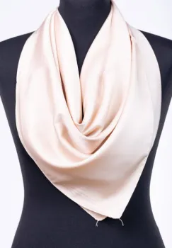 Esarfa bej deschis, patrata, din vascoza si matase imagine