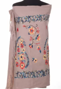 Esarfa cashmere cu model floral brodat pe fond bej imagine