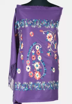 Esarfa cashmere cu model floral brodat pe fond mov imagine