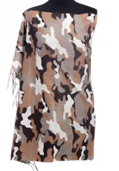 Esarfa casmir unisex cu imprimeu army pe fond camel imagine