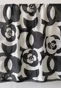 Esarfa dreptunghiulara tip pareo, cu flori stilizate alb negru imagine