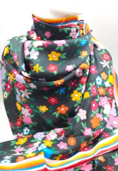 Esarfa dreptunghiulara tip pareo, cu imprimeu floral multicolor pe fond negru imagine