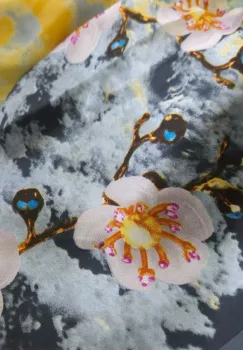 Esarfa dreptunghiulara tip pareo, cu imprimeu flori de cires pe fond galben cu gri imagine