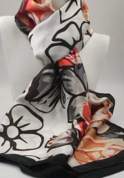 Esarfa dreptunghiulara tip pareo, cu imprimeu trandafiri corai pe fond alb cu negru imagine