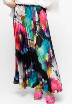 Fusta eleganta, plisata, satinata, cu imprimeu floral pictural pe fond negru imagine