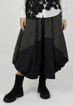 Fusta midi cu colturi, din bumbac, neagra cu dungute albe sus imagine