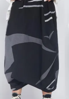 Fusta pantalon statement cu volum arhitectural si imprimeu geometric ,  stil urban imagine