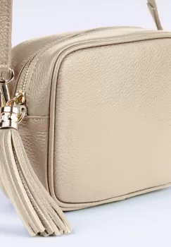 Geanta crossbody bej deschis din piele naturala, cu ciucure din piele imagine