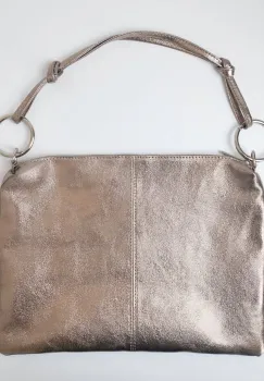 Geanta plic mare cu inele mari aurii si doua barete, din piele naturala auriu inchis imagine