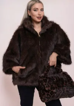 Haina scurta dama, cu maneci 3 4, din blanita artificiala pufoasa, maro inchis imagine
