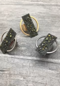 Inel Ceres cu forma circulara si dreptunghi cu cristale, din alama placata cu gun metal imagine