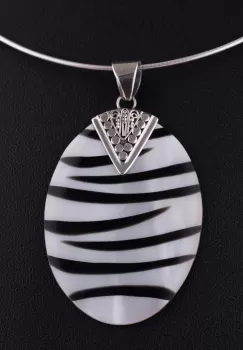 Pandant cu scoica naturala cu negru si decoratiune din argint 925 imagine