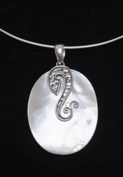 Pandant oval 3 x 4 cm cu scoica naturala si decoratiune din argint 925 imagine