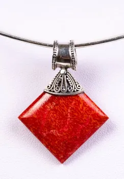Pandant rombic cu coral natural si cu decoratiune din argint 925 imagine