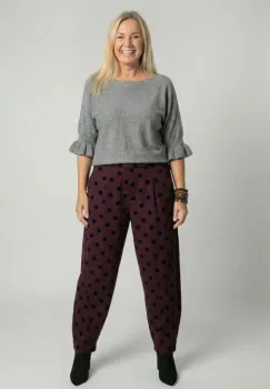 Pantaloni bordo lejeri cu imprimeu buline subtil emosate ,   croi relaxat, talie confortabila imagine