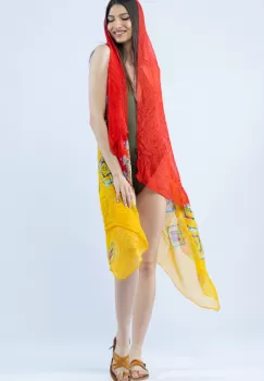 Pareo plaja din material plisat matasos si usor, imprimeu geometric multicolor pe galben si rosu imagine