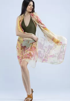 Pareo plaja din material plisat matasos si usor, imprimeu pastelat galben si roz pe fond bej imagine