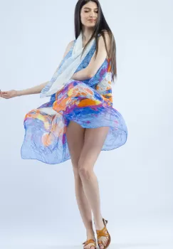 Pareo plaja din material plisat matasos si usor, imprimeu pictural alb, bleu si portocaliu imagine