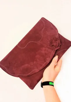 Plic bordeaux handmade, din piele naturala intoarsa, cu trandafir imagine