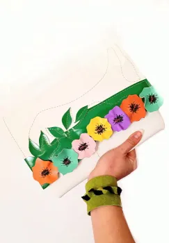 Plic handmade alb din piele naturala, cu maci 3D multicolori,unicat imagine