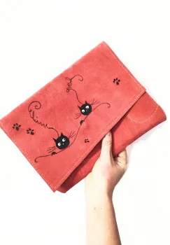 Plic rosu din piele naturala intoarsa cu pisicute imagine