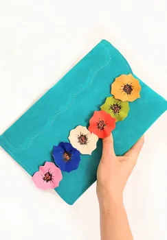 Plic turcoaz lucrat manual  din piele naturala, cu maci multicolori imagine