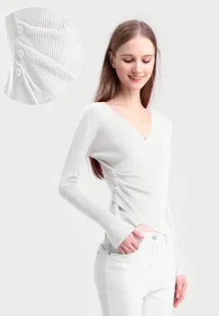 Pulover alb cu striatii, cu bust petrecut in V si nasturei pe-o parte imagine