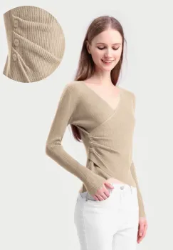 Pulover bej cu striatii, cu bust petrecut in V si nasturei pe-o parte imagine