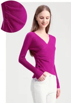 Pulover cu striatii, cu bust petrecut in V si nasturei pe-o parte imagine