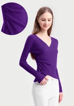 Pulover mov cu striatii, cu bust petrecut in V si nasturei pe-o parte imagine