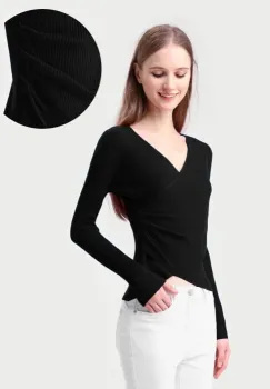 Pulover negru cu striatii, cu bust petrecut in V si nasturei pe-o parte imagine