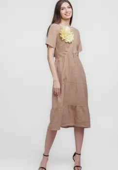 Rochie camel din in cu volane si bust petrecut imagine