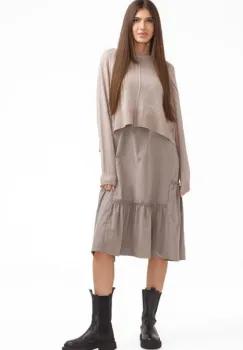 Rochie catifelata suprapusa, cu puloveras petrecut la spate, bej inchis imagine