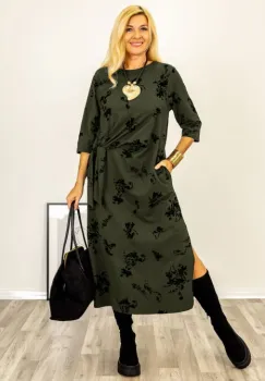 Rochie cu nod intr-o parte imprimata cu flori embosate si catifelate, din jerseu de bumbac kaki imagine