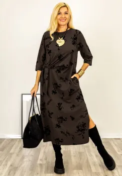 Rochie cu nod intr-o parte imprimata cu flori embosate si catifelate, din jerseu de bumbac maro imagine