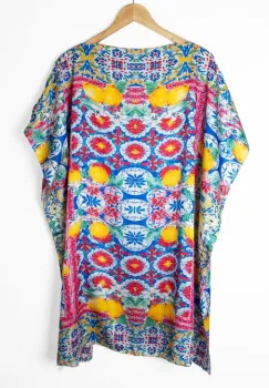 Rochie de plaja tip poncho din matase cu imprimeu mediteranean cu lamai pe alb si fucsia imagine