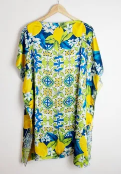 Rochie de plaja tip poncho din matase cu imprimeu mediteranean cu lamai pe alb, verde si albastru imagine