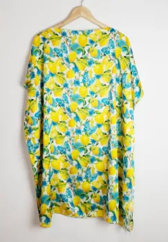 Rochie de plaja tip poncho din matase cu imprimeu mediteranean cu lamai si fluturi imagine