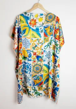 Rochie de plaja tip poncho din matase cu imprimeu model marocan cu lamai in culori vibrante imagine