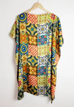 Rochie de plaja tip poncho din matase cu imprimeu model marocan in culori vibrante imagine