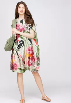 Rochie de plaja tip poncho din matase cu trandafiri fucsia pe fond verde imagine