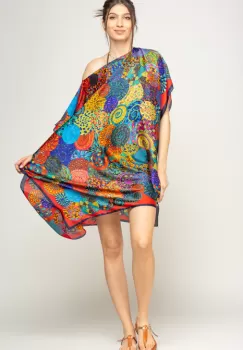 Rochie de plaja tip poncho din matase imprimat cu mandale multicolore cu rosu si bleumarin pe margine imagine