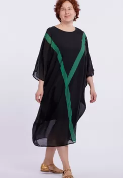 Rochie fluture, oversize, neagra, cu Y decorativ verde imagine