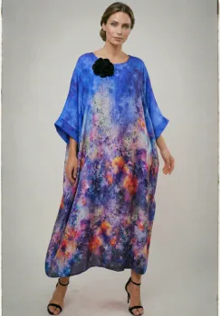Rochie lunga dama vaporoasa oversized, croi amplu tip kaftan cu imprimeu artistic multicolor albastru imagine