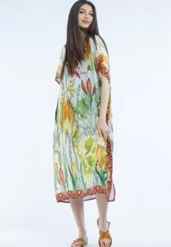 Rochie lunga de plaja tip poncho cu flori mari pe fond alb imagine