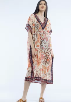 Rochie lunga de plaja tip poncho cu flori mari pe fond bej imagine