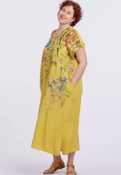 Rochie lunga din in cu imprimeu pictural floral si funda pe spate, pe fond galben imagine