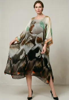 Rochie lunga din matase cu croi amplu si maneci largi, print abstract bej maro si accente calde imagine